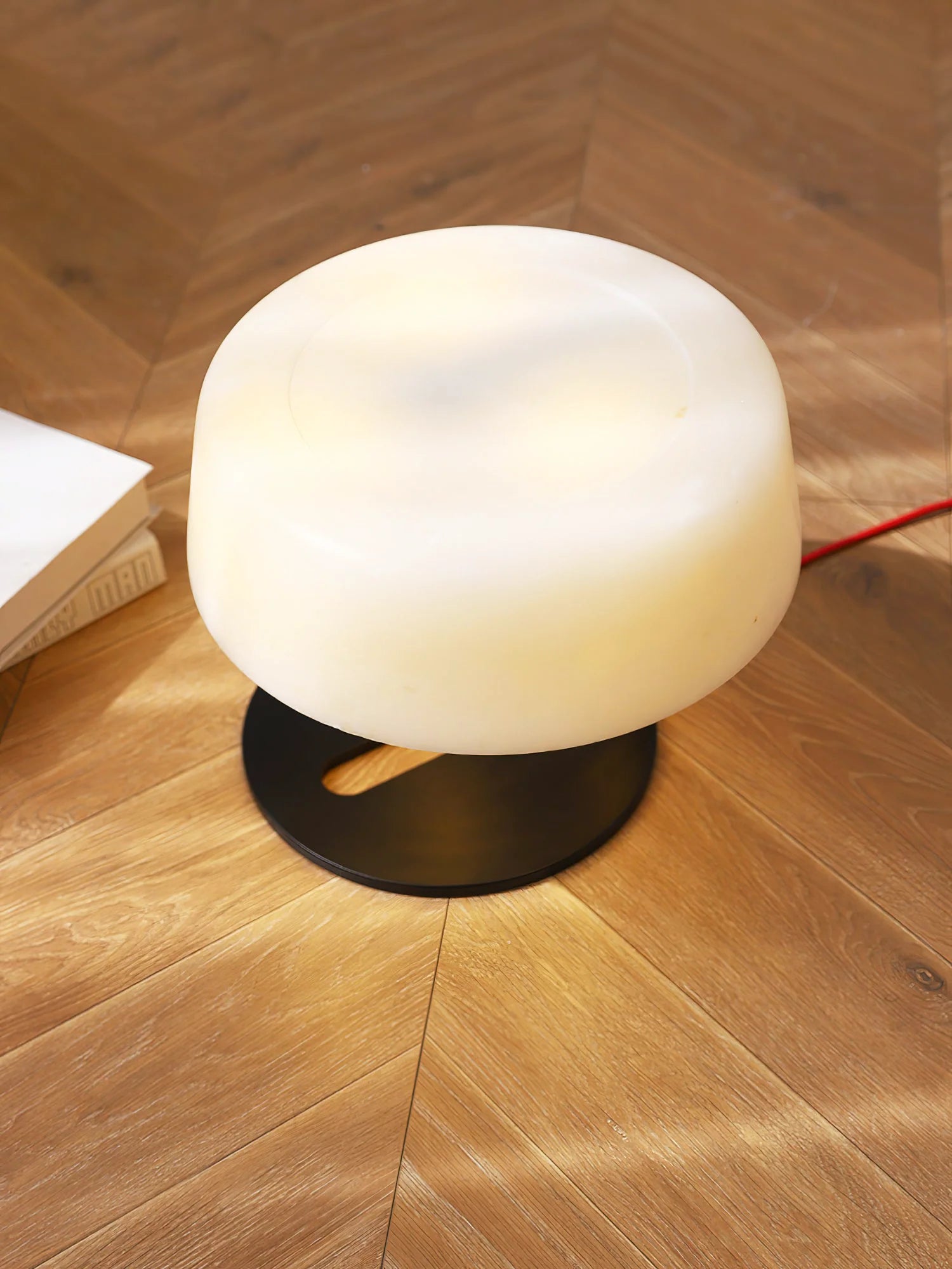 Lennar Visual_Alabaster Comete Table Lamp