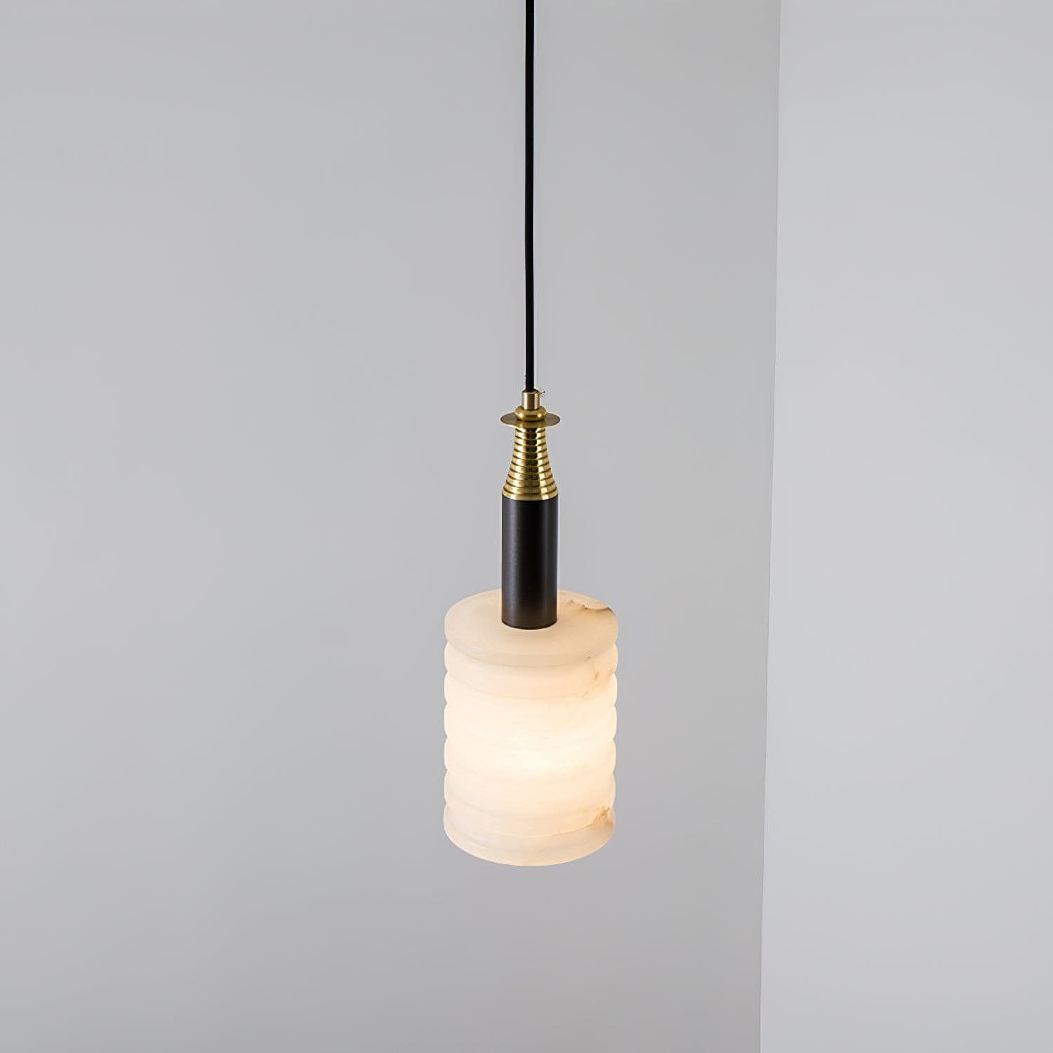 Pendant LightNatural Alabaster Small Pendant LightDia 12.5 cm x H 35 cm / ∅ 4.9″ x H 13.8″Black & WhiteLennar Visual