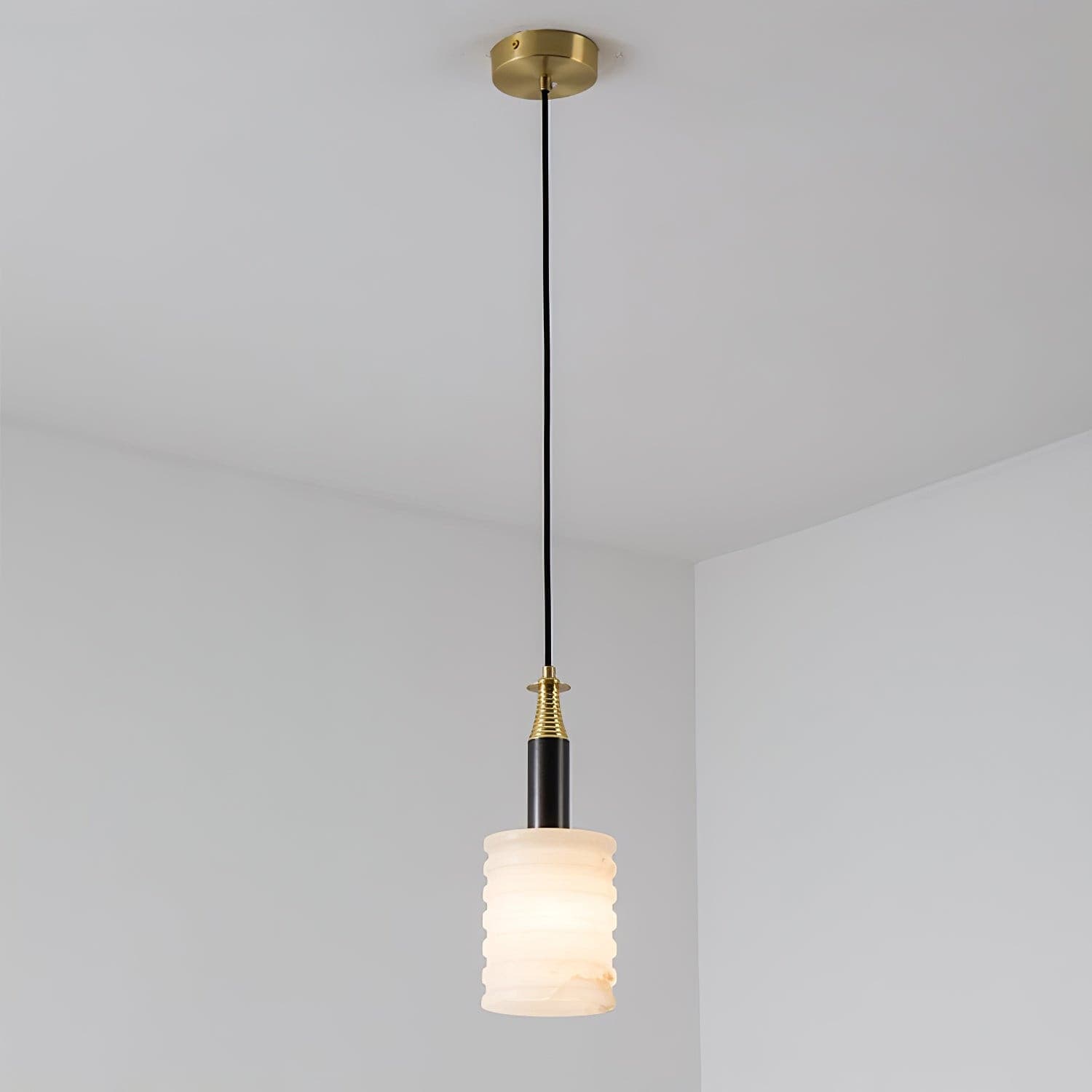 Pendant LightNatural Alabaster Small Pendant LightDia 12.5 cm x H 35 cm / ∅ 4.9″ x H 13.8″Black & WhiteLennar Visual