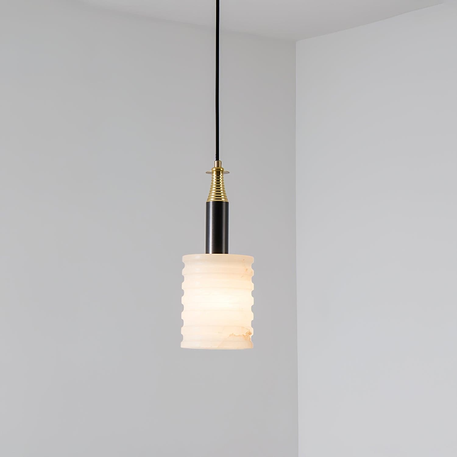 Pendant LightNatural Alabaster Small Pendant LightDia 12.5 cm x H 35 cm / ∅ 4.9″ x H 13.8″Black & WhiteLennar Visual