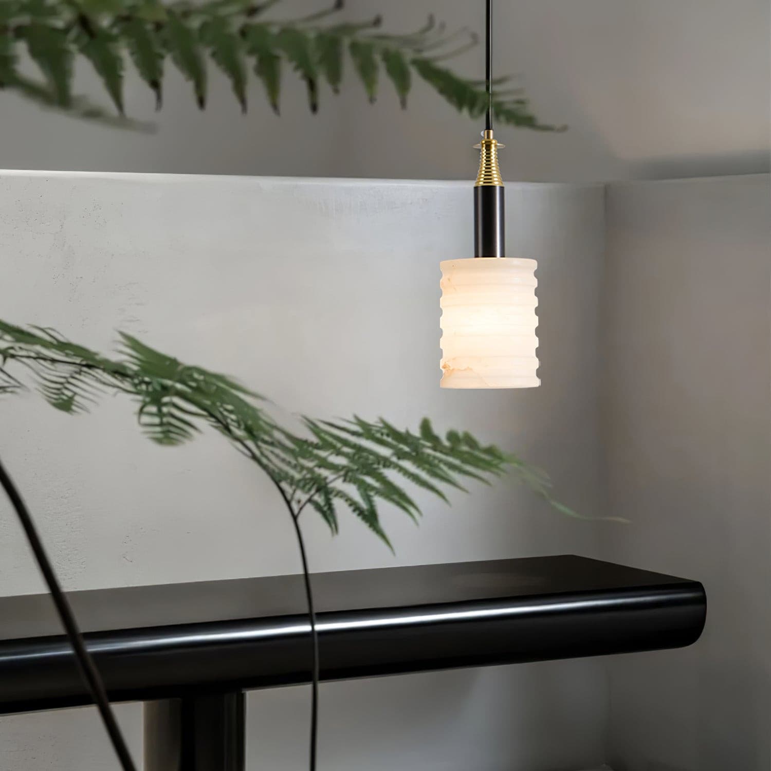 Pendant LightNatural Alabaster Small Pendant LightDia 12.5 cm x H 35 cm / ∅ 4.9″ x H 13.8″Black & WhiteLennar Visual